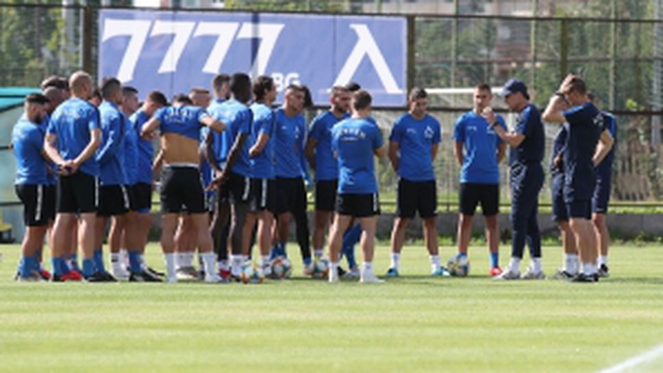 Футболистите на Левски тренират преди мача с Ружомберок