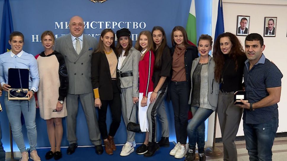 Министър Кралев награди ансамбъла по художествена гимнастика