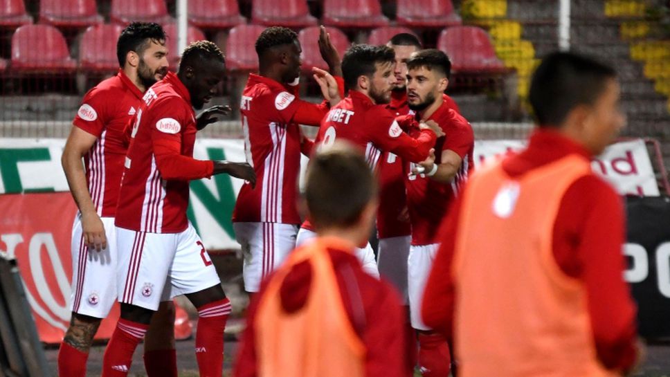 "Червените" продължават да се готвят усилено на базата в Панчарево преди мача с Локомотив Пд