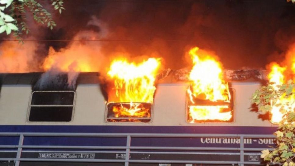 Стотици футболни фенове на "Фрайбург" попаднаха в капан на горящ влак, има 3-ма ранени