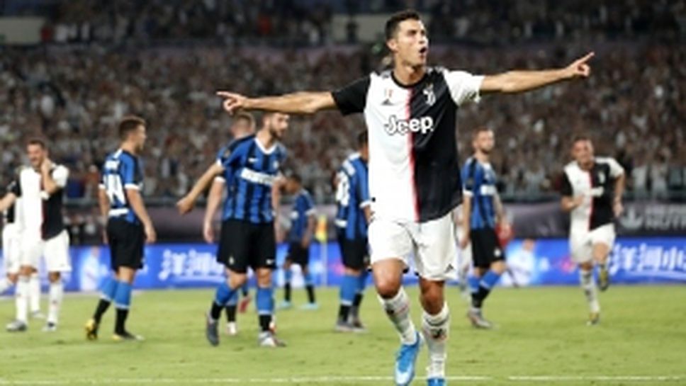 Роналдо и Буфон герои за Ювентус, въпреки автогол на Де Лихт