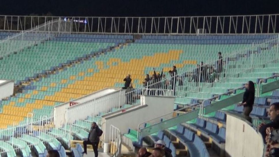 Ултрасите на Нефтохимик подкрепят любимците си на националния стадион "Васил Левски"