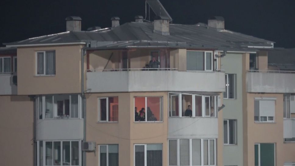 Жителите на Велико Търново гледат Етър - ЦСКА-София от апартаментите си