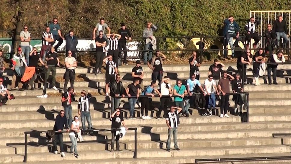Феновете на Локомотив (Пловдив) на стадиона в Овча Купел