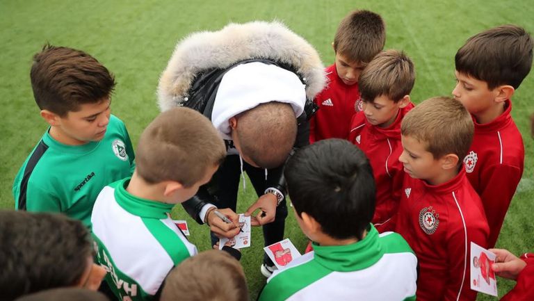 Десподов поигра с деца и раздаде топки на футболни школи