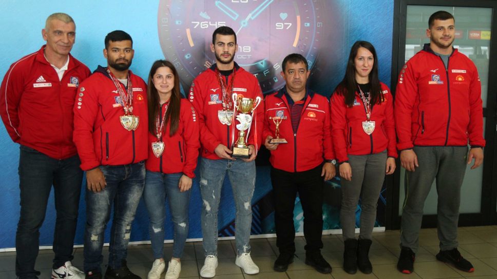 Българските щангисти се завърнаха след участието си на турнира в памет на Наим Сюлейманоглу