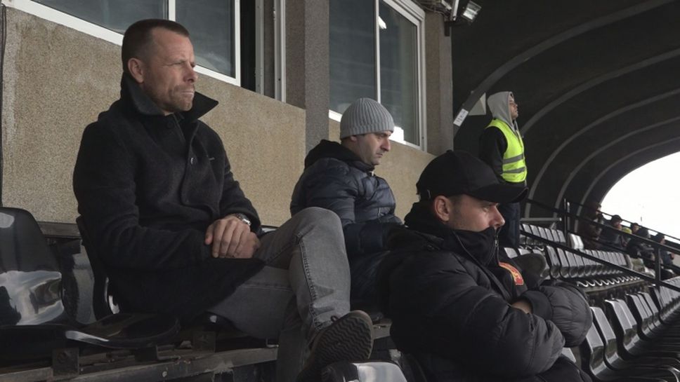 Елин Топузаков и селекционерът на младежкия национален отбор Александър Димитров наблюдават Славия - Черно море