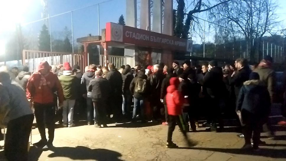 Опашка пред "Армията" преди сблъсъка между ЦСКА-София и Лудогорец