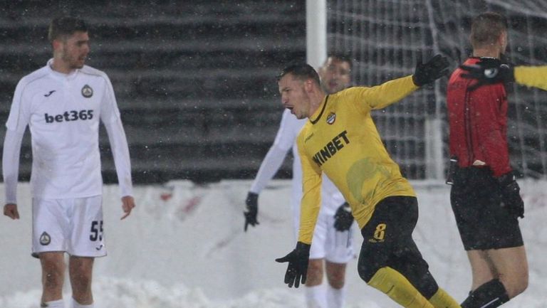 Втори гол на Неделев удвои преднината на Ботев Пд срещу Славия