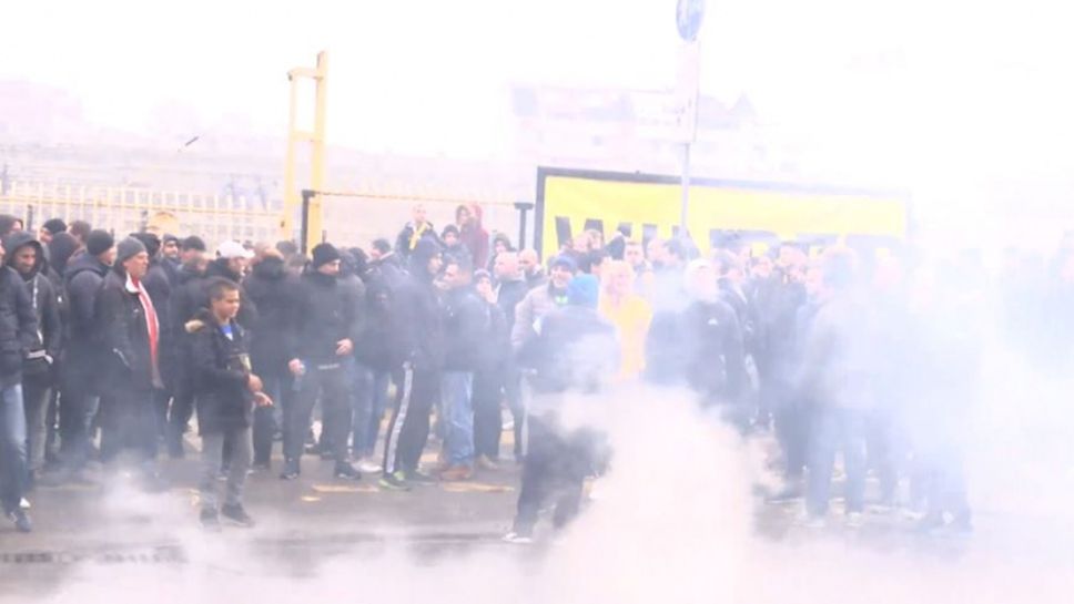 "Бултрасите" пуснаха бомбички и димки по улиците Пловдив