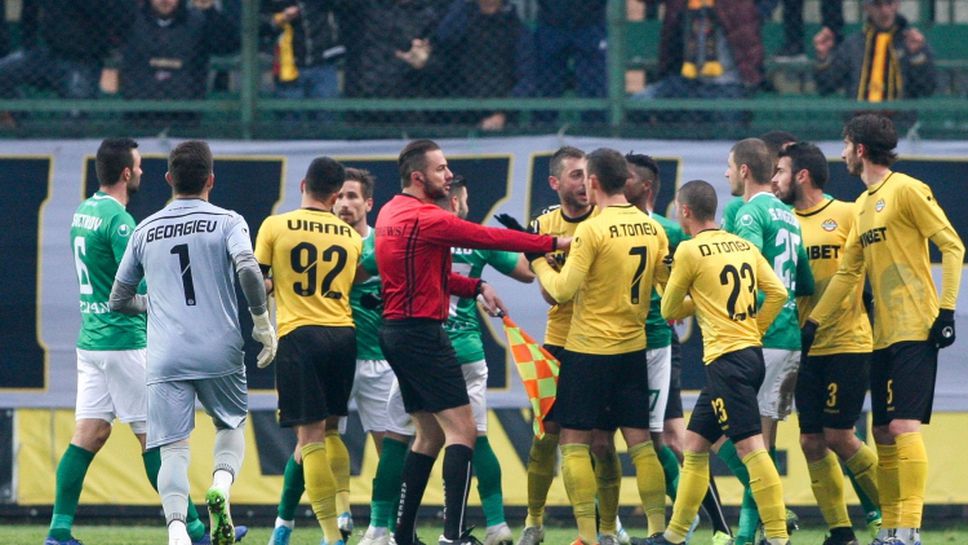 Червен картон за Еуженьо и напрежение между футболистите на Ботев и Берое