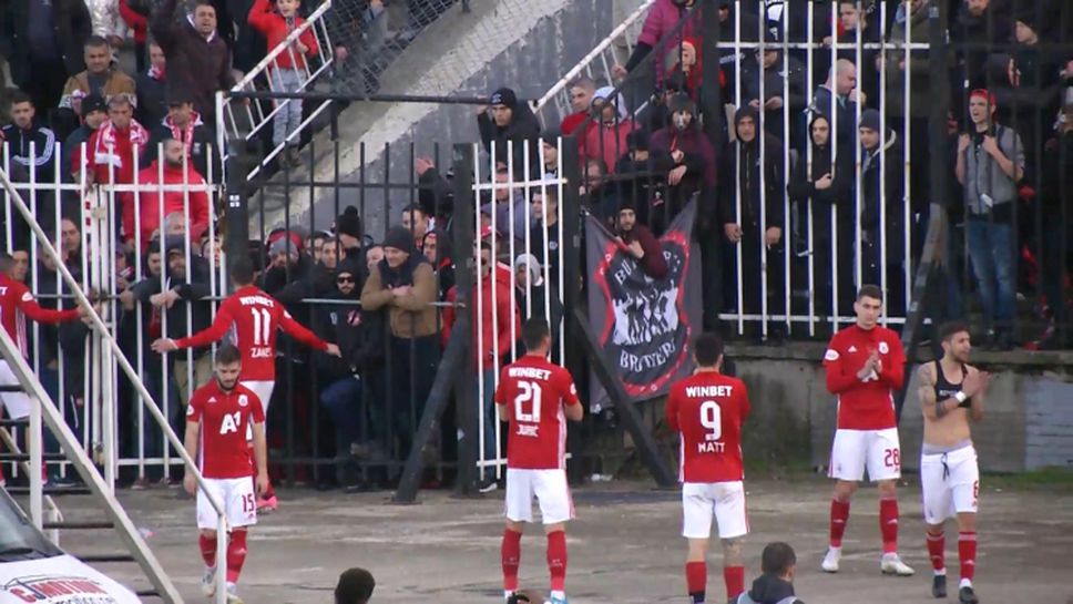 Футболистите на ЦСКА - София поздравиха феновете си след нулевото равенство