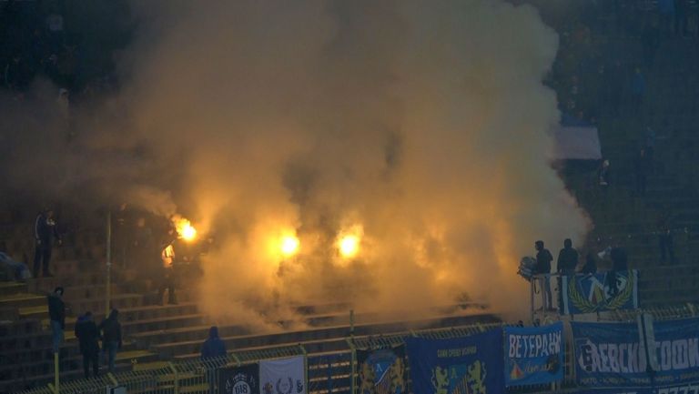 Огън и дим по трибуните на стадион "Георги Аспарухов"