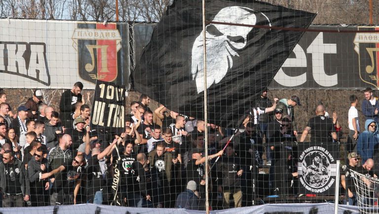 Феновете на Локомотив (Пловдив) с мощна подкрепа към любимците си по време на мача с Левски