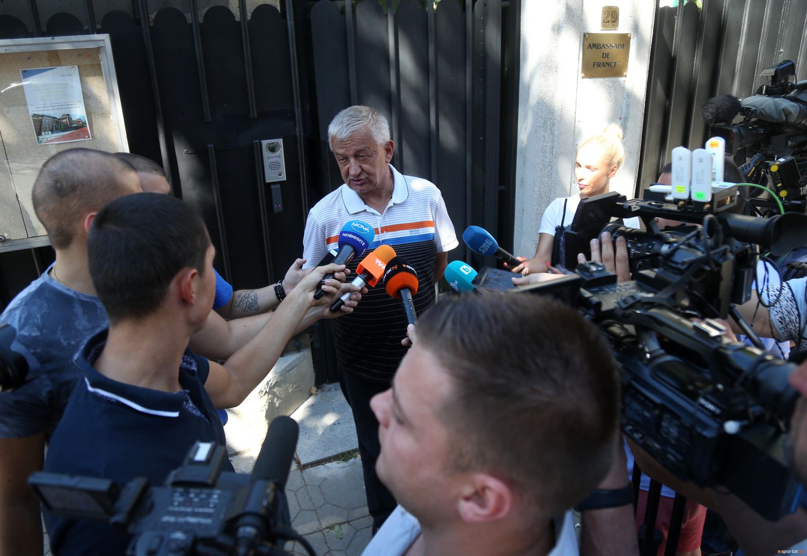 Христо Крушарски пред френското посолство
