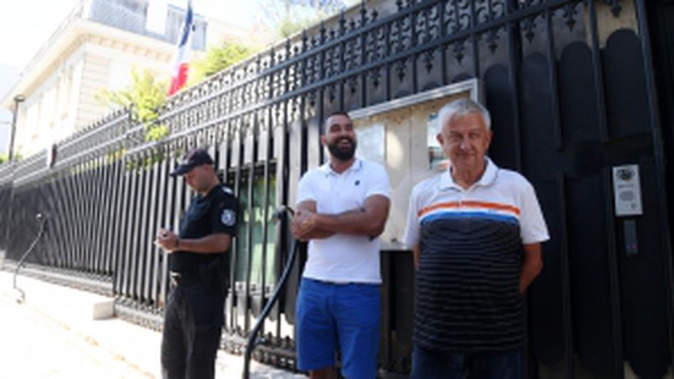 Христо Крушарски пред френското посолство