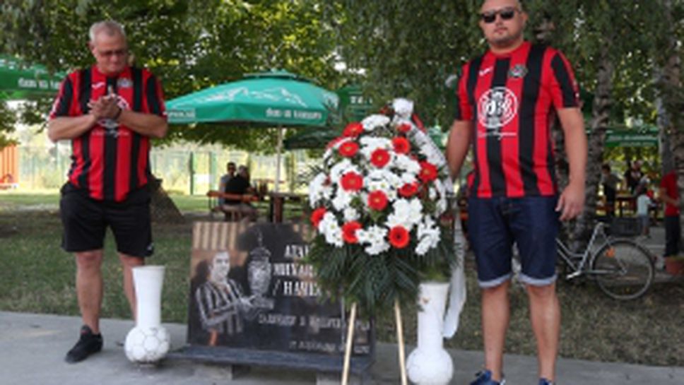 Поднасяне на венци пред плочата на Начко Михайлов