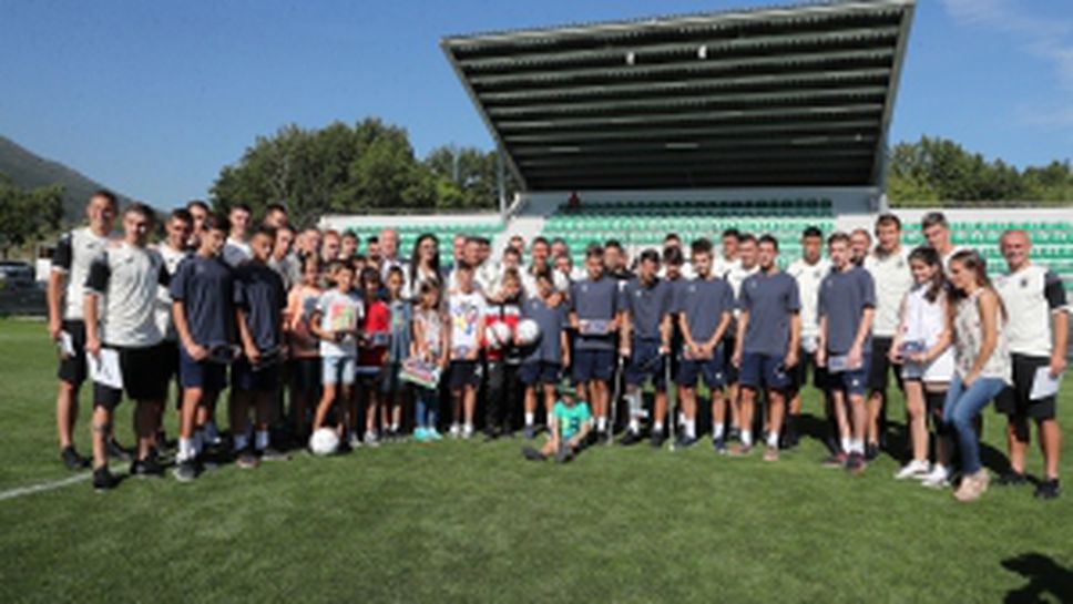 Футболистите oт младежкия национален отбор се срещнаха с деца от Плевен, Айтос и Смолян