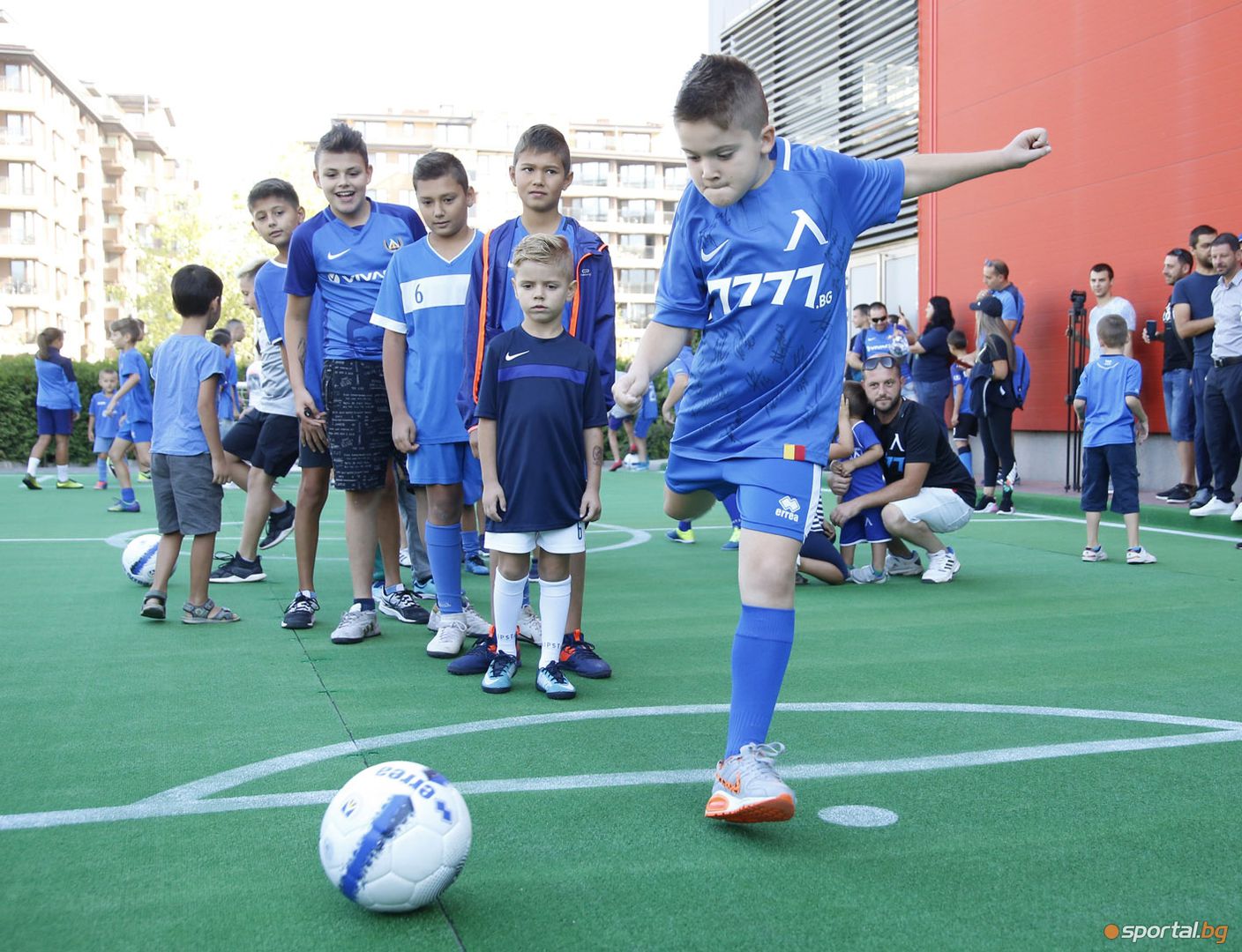 Футболистите на Левски и Хубчев играят с деца, фенове на Левски