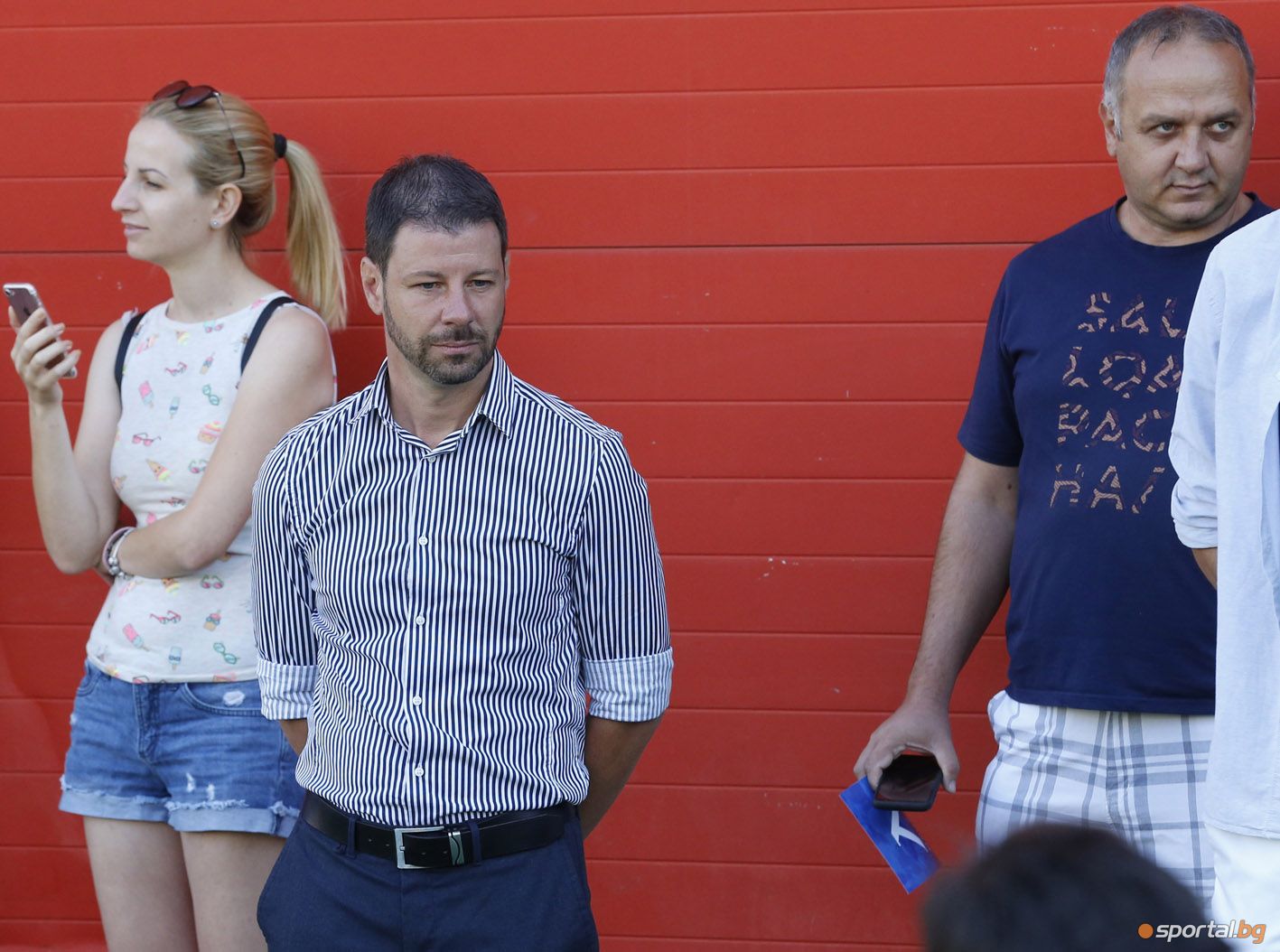 Футболистите на Левски и Хубчев играят с деца, фенове на Левски