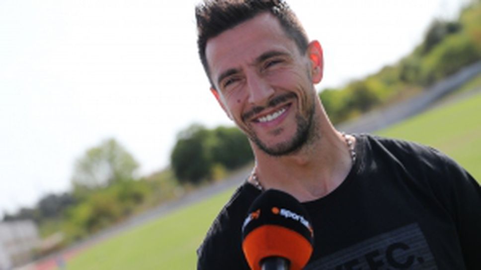 Лицата на efbet Лига с футболистите на Лудогорец - Светослав Дяков, Станислав Манолев и Джоди Лукоки