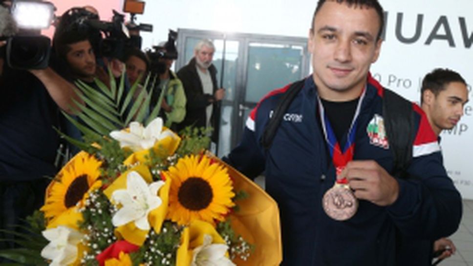 Боксьорите се прибраха от световното