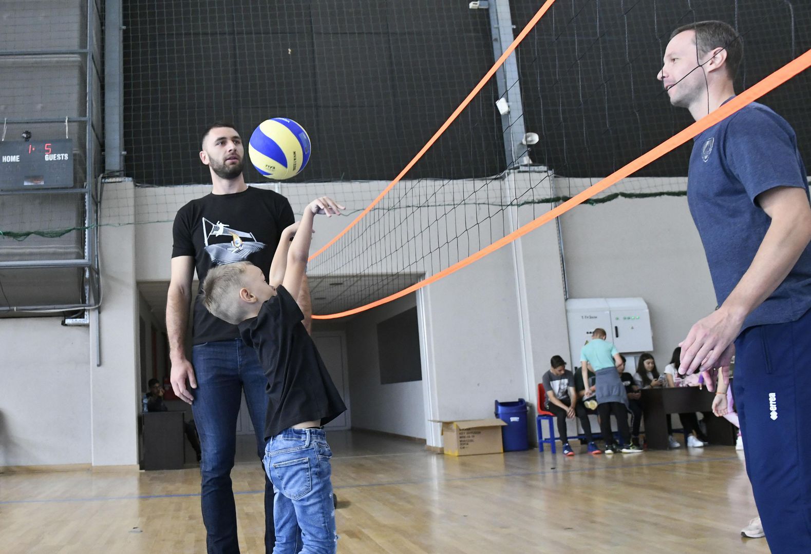 Владо Николов, Андрей Жеков и Цецо Соколов играха с деца в "Арена Армеец"
