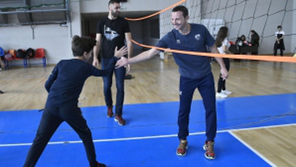 Владо Николов, Андрей Жеков и Цецо Соколов играха с деца в "Арена Армеец"