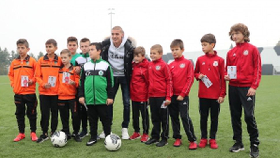 Футболист №1 на България Кирил Десподов дари топки на футболни школи