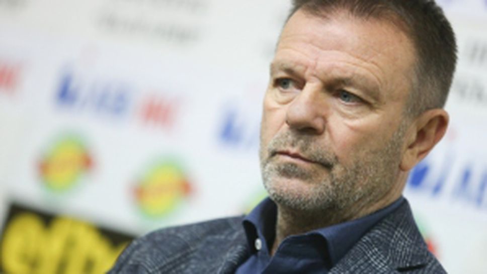 Стойчо Младенов говори пред медиите