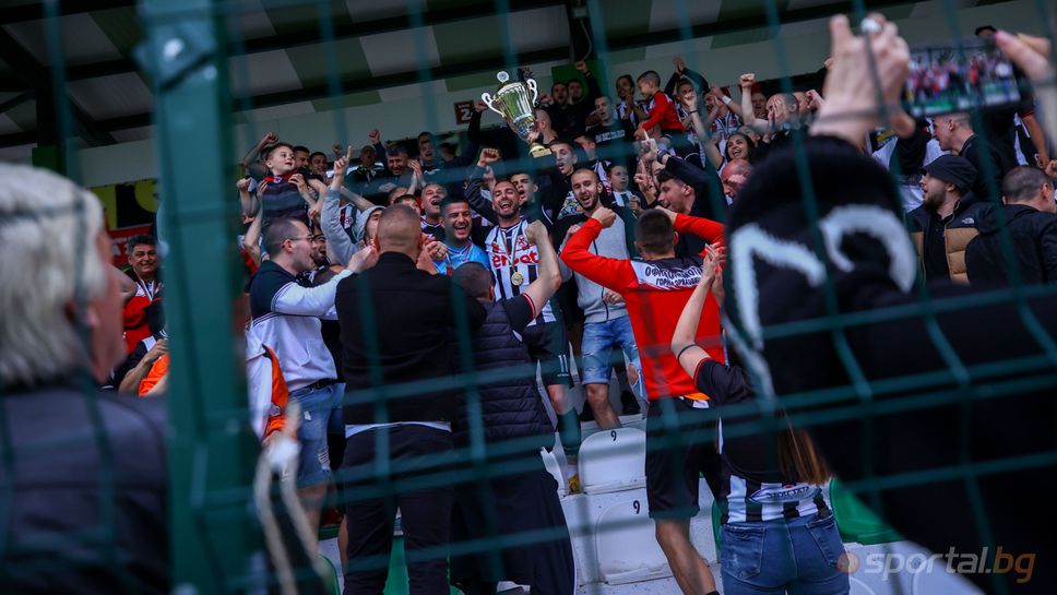 Футболистите на Горна Оряховица отпразнуваха Купата с феновете по трибуните