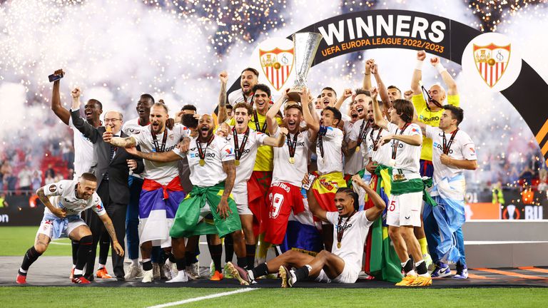 Севиля вдигна трофея в Лига Европа за седми път