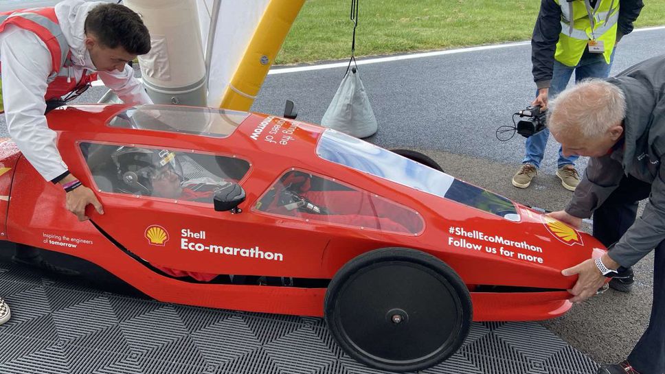 Какво е усещането да пилотираш болид от Shell Eco-marathon?