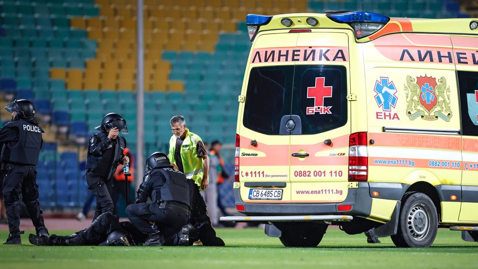 Линейка влезе на терена след сблъсъците между фенове и полиция