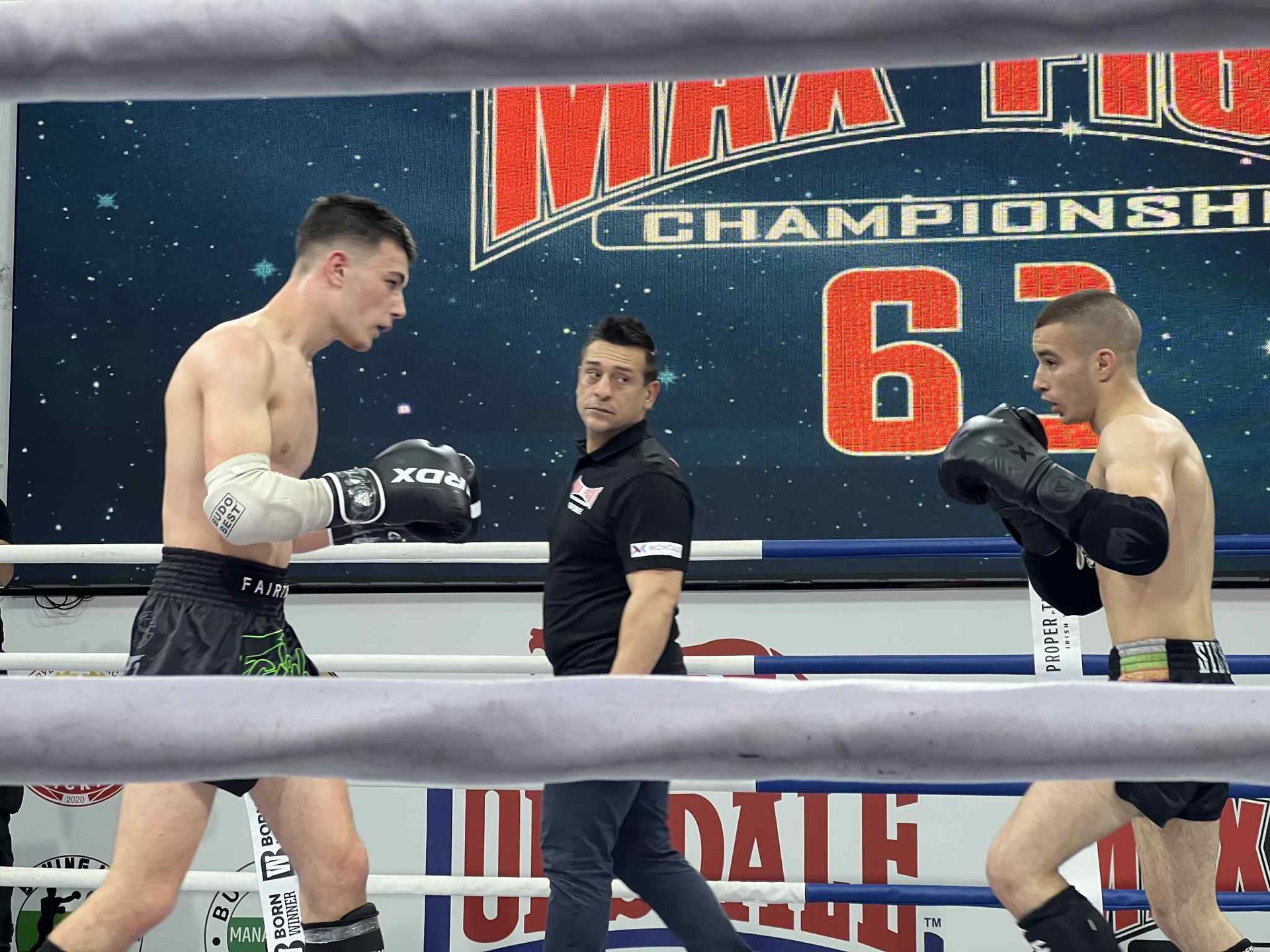 Христослав Христов и Виктор Димитров откриха Max Fight 61 със сърцата битка