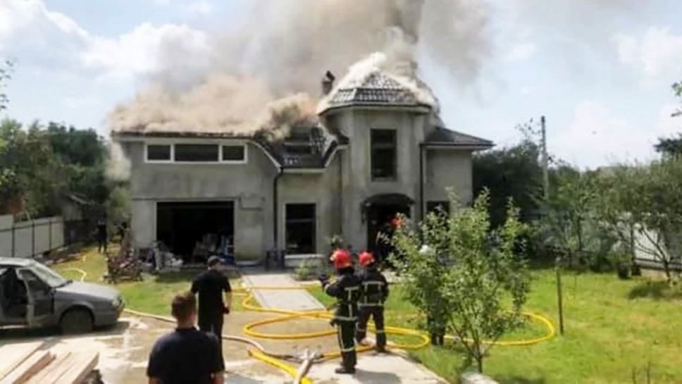 Самолет падна върху дома на хандбалистка, има загинали