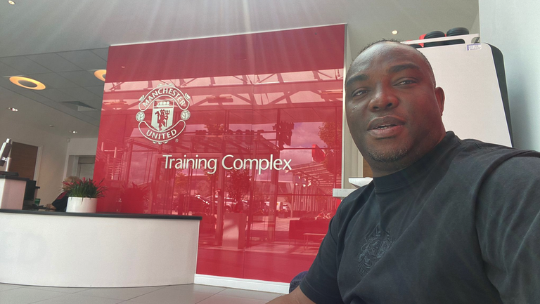 Южноафриканецът е бивш футболист на Аякс Селта Порто Блекбърн и