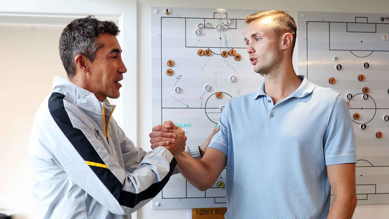 Уулвърхамптън обяви официално привличането на австрийския нападател Саша Калайджич 25 годишният