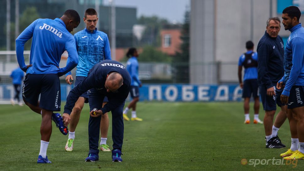 Левски тренира без Петрис преди контролата със Септември