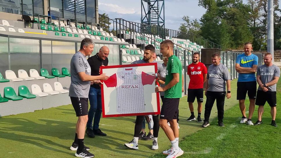 Хебър изненада Любо Пенев за рождения му ден