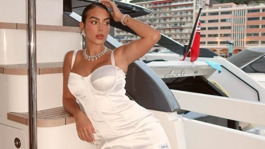 Джорджина блести в Париж