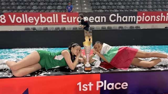 Баща й рита в ЦСКА, майка ѝ лети с шейна, а тя пише историята на българския волейбол