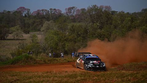  Ожие завоюва в Парагвай, Фурмо загуби подиума под дъжда в последната права 
