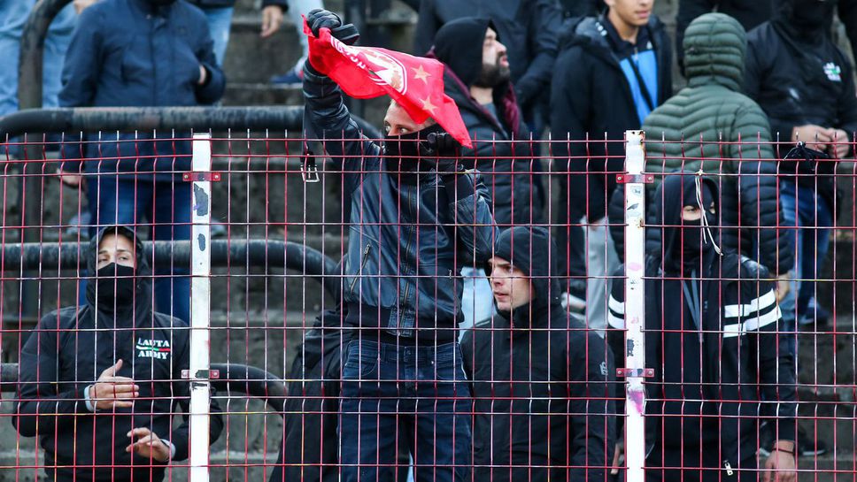 Фен на "червените" хвърли пръта от корнера по агитката на Локо (Пд), флагчето с емблемата на ЦСКА в пловдивчани
