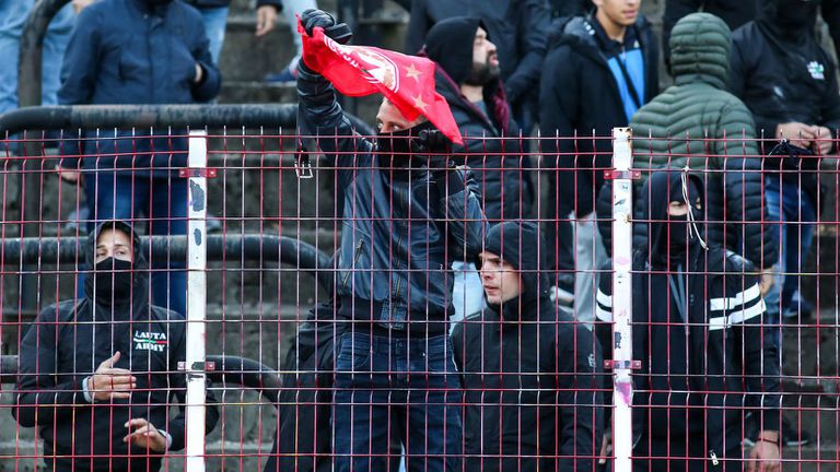 Фен на "червените" хвърли пръта от корнера по агитката на Локо (Пд), флагчето с емблемата на ЦСКА в пловдивчани