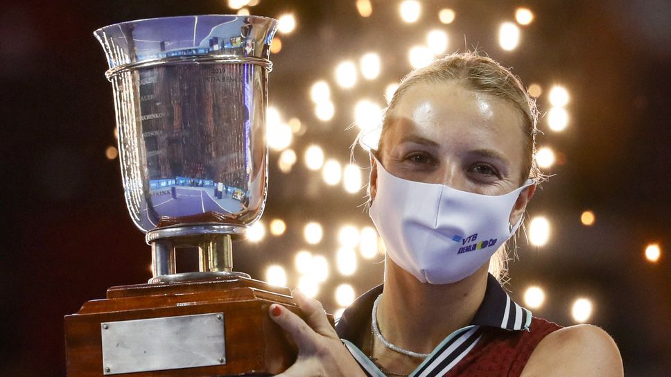 Трофей и място на Финалите на WTA за Анет Контавейт