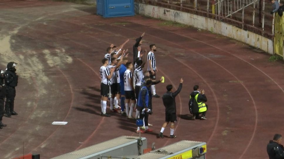 Играчите на Локомотив (Пловдив) празнуват с феновете след победата над ЦСКА - София