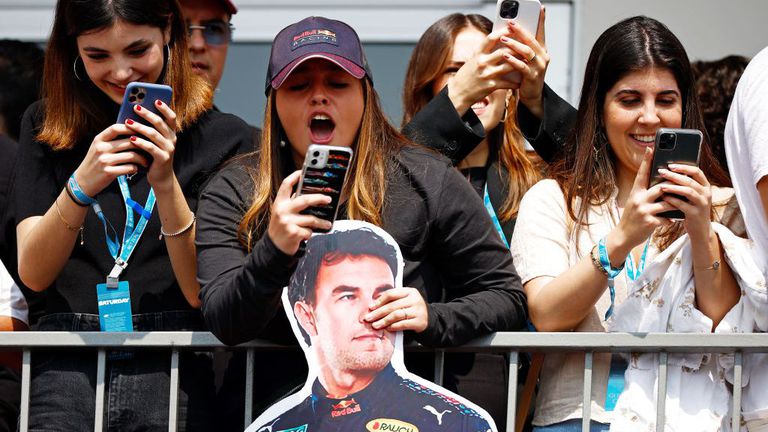 Мексико отново обича Формула 1 феновете препълниха пистата Ерманос Родригес