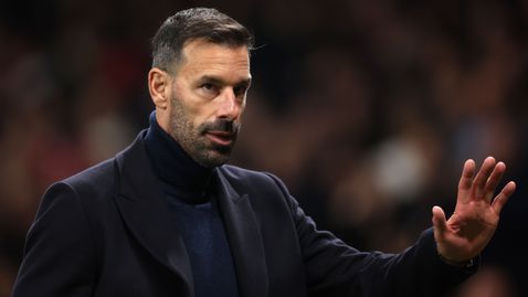 Ван Нистелрой: Искам да продължа да помагам на клуба