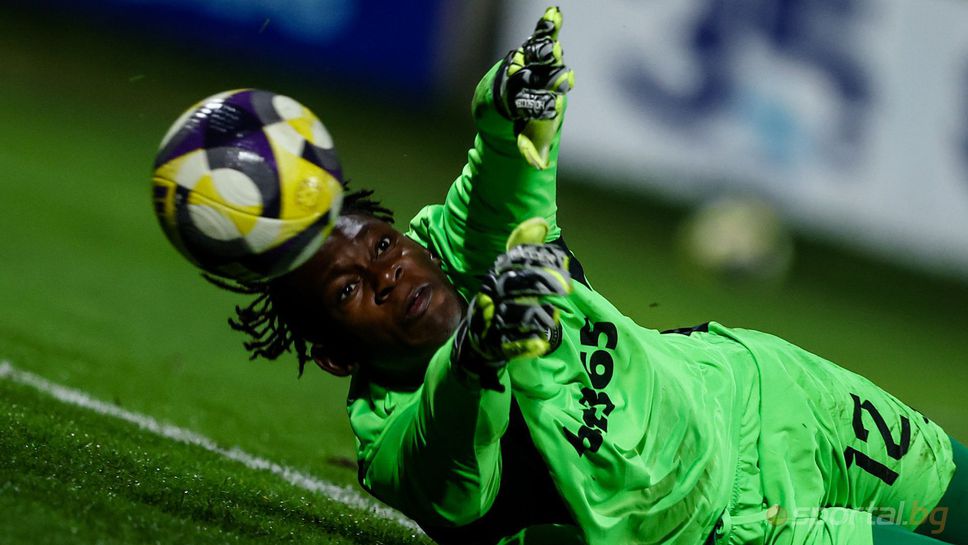 Вратарят на СлавияЛеви Нтумба който изигра поредния си силен мач